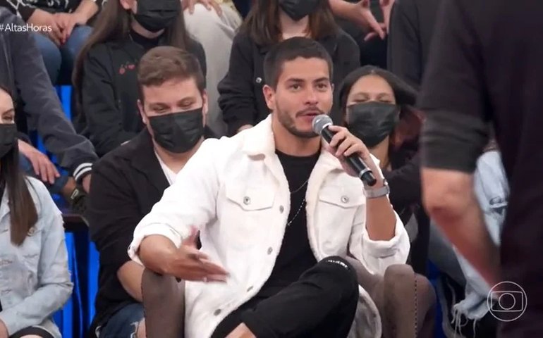 No &#8216;Altas Horas&#8217;, Arthur Aguiar fala sobre distanciamento de Paulo André