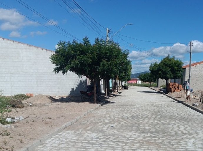 Pavimentação de vias urbanas impulsiona desenvolvimento em Ouro Branco (AL)