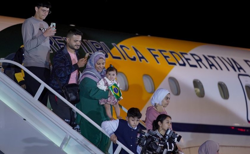 Avião com 48 repatriados de Gaza chega ao Brasil