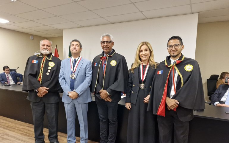 Advogado e diretor do SINDAV, Flávio Farias, recebe medalha Marcos Bernardes de Mello