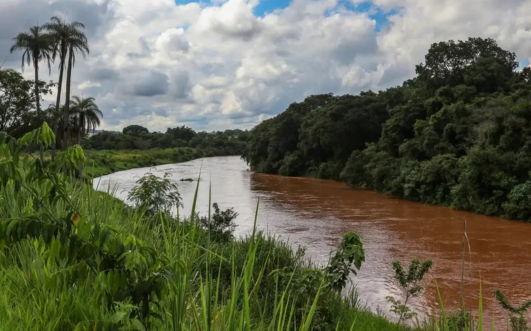 Vazamento de água em tubulação da Vale mobiliza Brumadinho