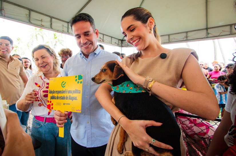 Do abandono ao novo lar: Rosinha é adotada por governador e primeira-dama em feira de acolhimento de animais
