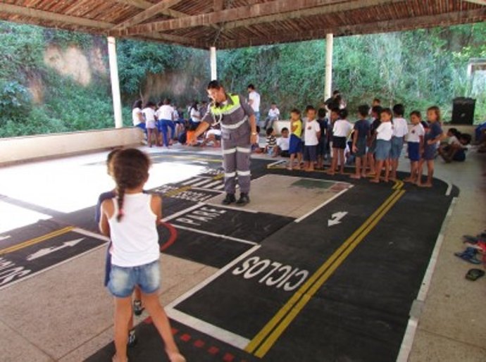 Escola promove educação no trânsito para crianças do Lar São Domingos