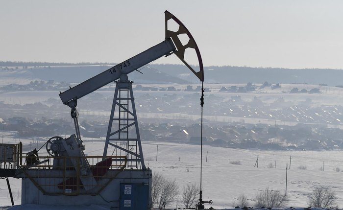 Petróleo fica estável após Trump sinalizar acordo de paz e aliviar pressão sobre Rússia, diz mídia