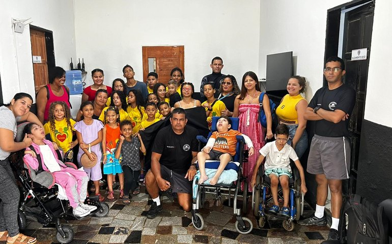 Canil da PM recebe visita de crianças com microcefalia e TEA assistidas por associação em Maceió