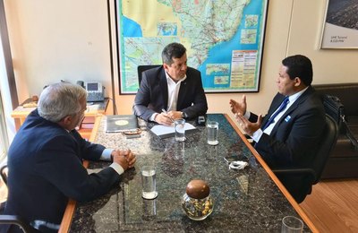 Júlio Cezar cobra no Ministério de Minas e Energia soluções para deficiência energética de Palmeira  
