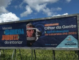 Outdoor que faz referência a programa de JHC é visto na AL-220, em Arapiraca