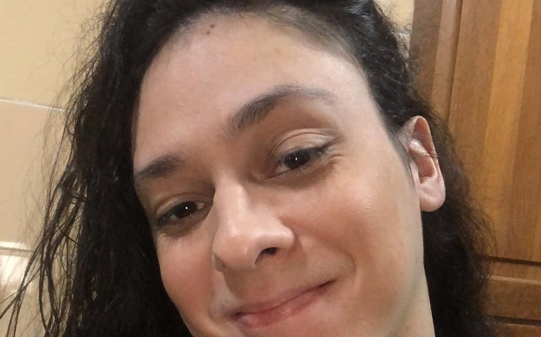 Amigos de Victor Meyniel fazem bolo de aniversário para ator e atualizam estado após agressão: 'Justiça foi feita'