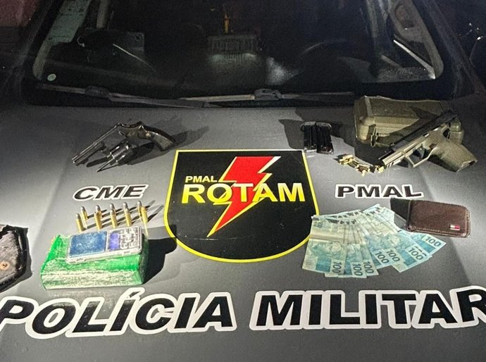 Polícia Militar apreende duas armas de fogo e meio quilo de maconha após denúncia no Jacintinho