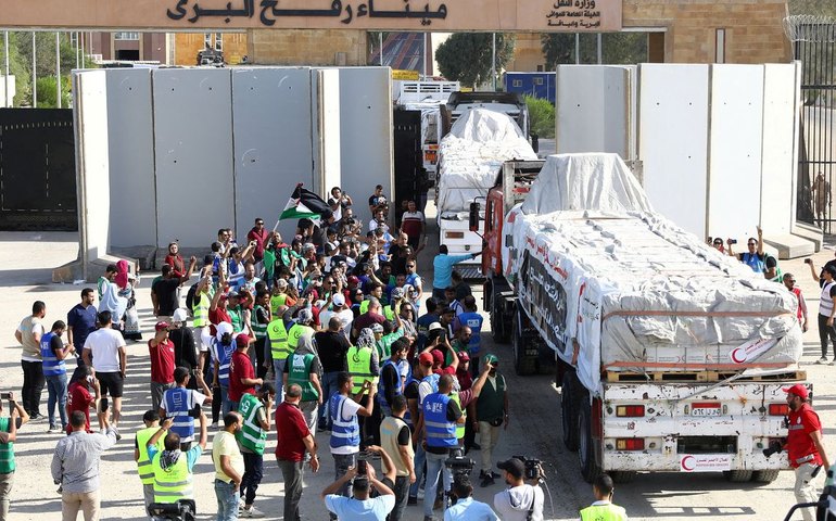 Caminhões com ajuda humanitária a palestinos voltam a chegar em Gaza