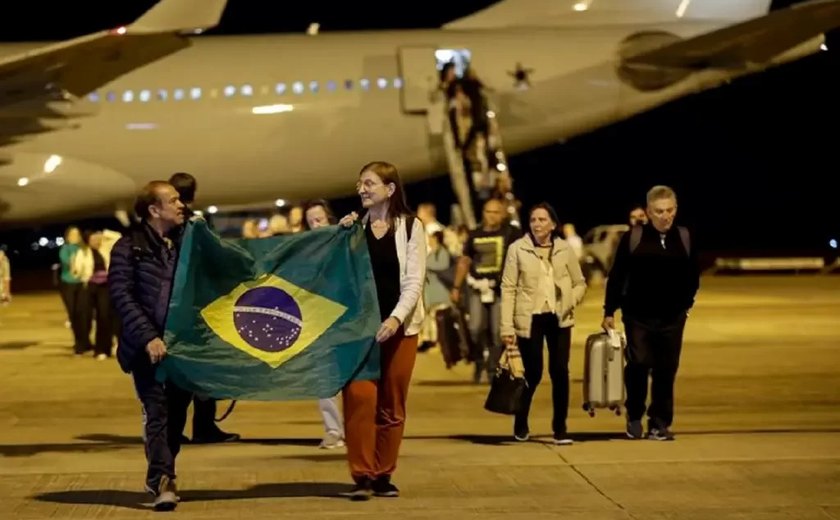 Quarta aeronave da FAB com brasileiros repatriados decola de Tel-Aviv rumo ao Rio de Janeiro