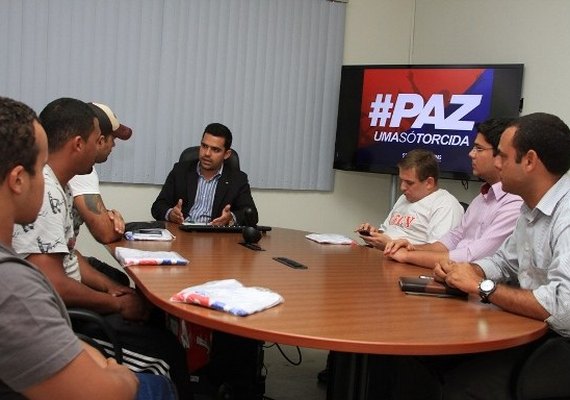 Secretaria discute paz nos estádios com representantes de torcidas