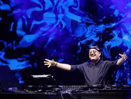 'Padre DJ' homenageia papa Francisco em 'rave católica' na Argentina
