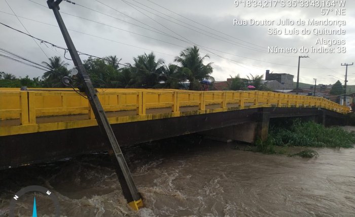 Poste de alta tensão tombou e ficou escorado em uma ponte Poste de alta tensão tombou e ficou escorado em uma ponte