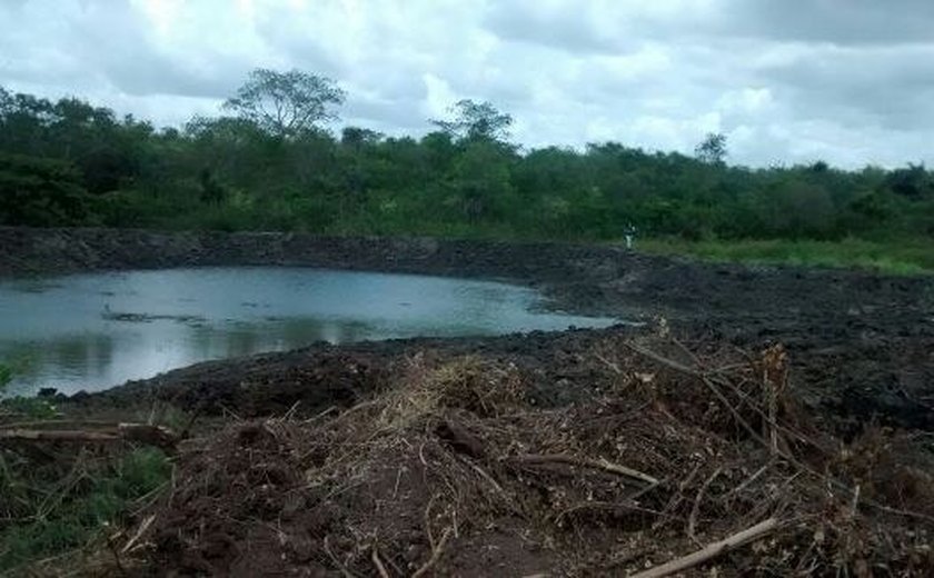 IMA e Batalhão de Proteção Ambiental flagram aterro de um riacho