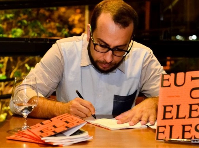 Fabrício Cunha lança livro de crônicas em casa de vinhos de Maceió
