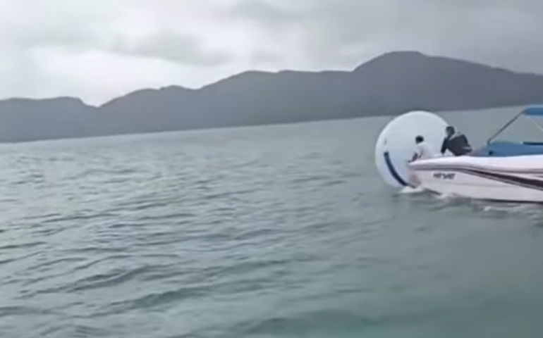 Criança é resgatada de bolha inflável à deriva no mar no litoral de SP