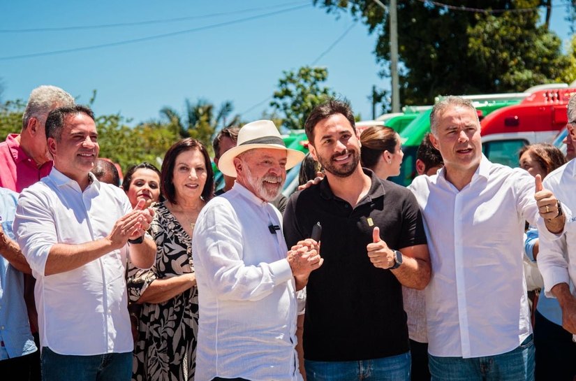 Prefeito de Santana do Mundaú recebe Unidade Móvel Odontológica das mãos do presidente Lula