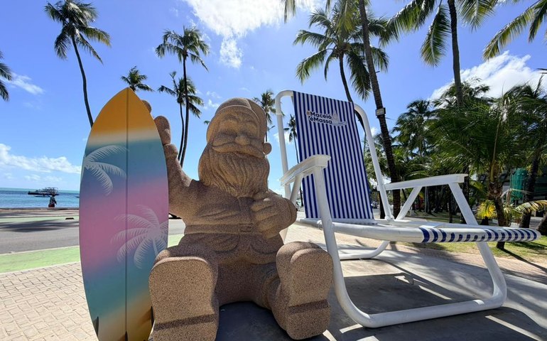 Papai Noel de 'areia' é instalado ao lado da Cadeira Gigante para o Natal de Maceió