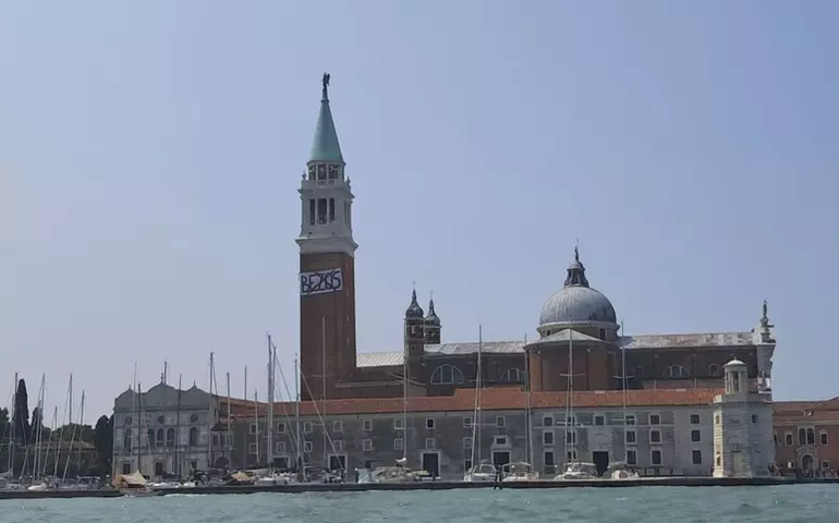 Ativistas protestam contra casamento de Jeff Bezos em Veneza