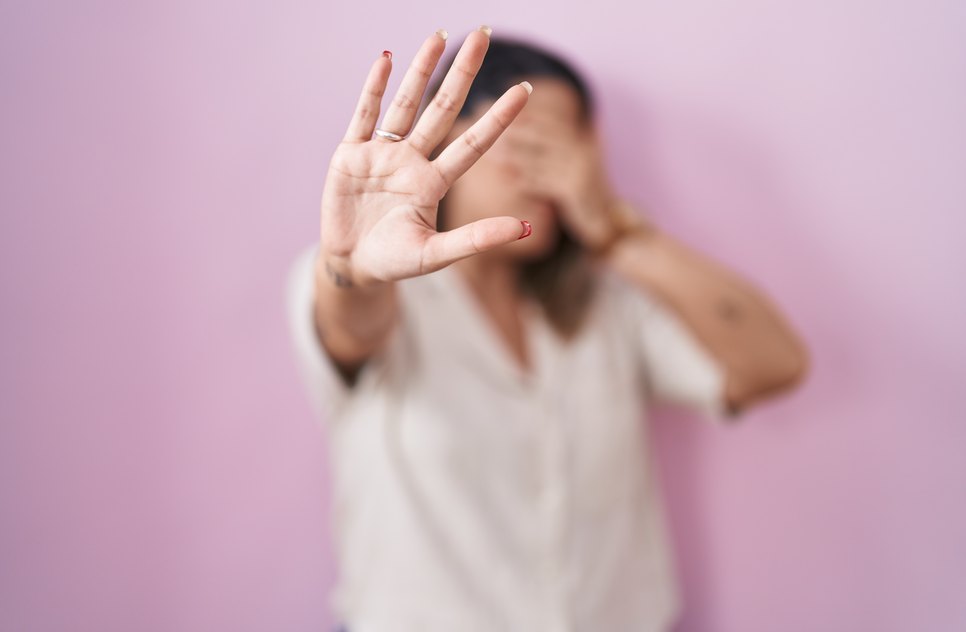 blonde-woman-standing-pink-background-covering-eyes-with-hands-doing-stop-gesture-with-sad-fear-expression-embarrassed-negative-concept / Foto: Foto: Ilustrativa Freepik