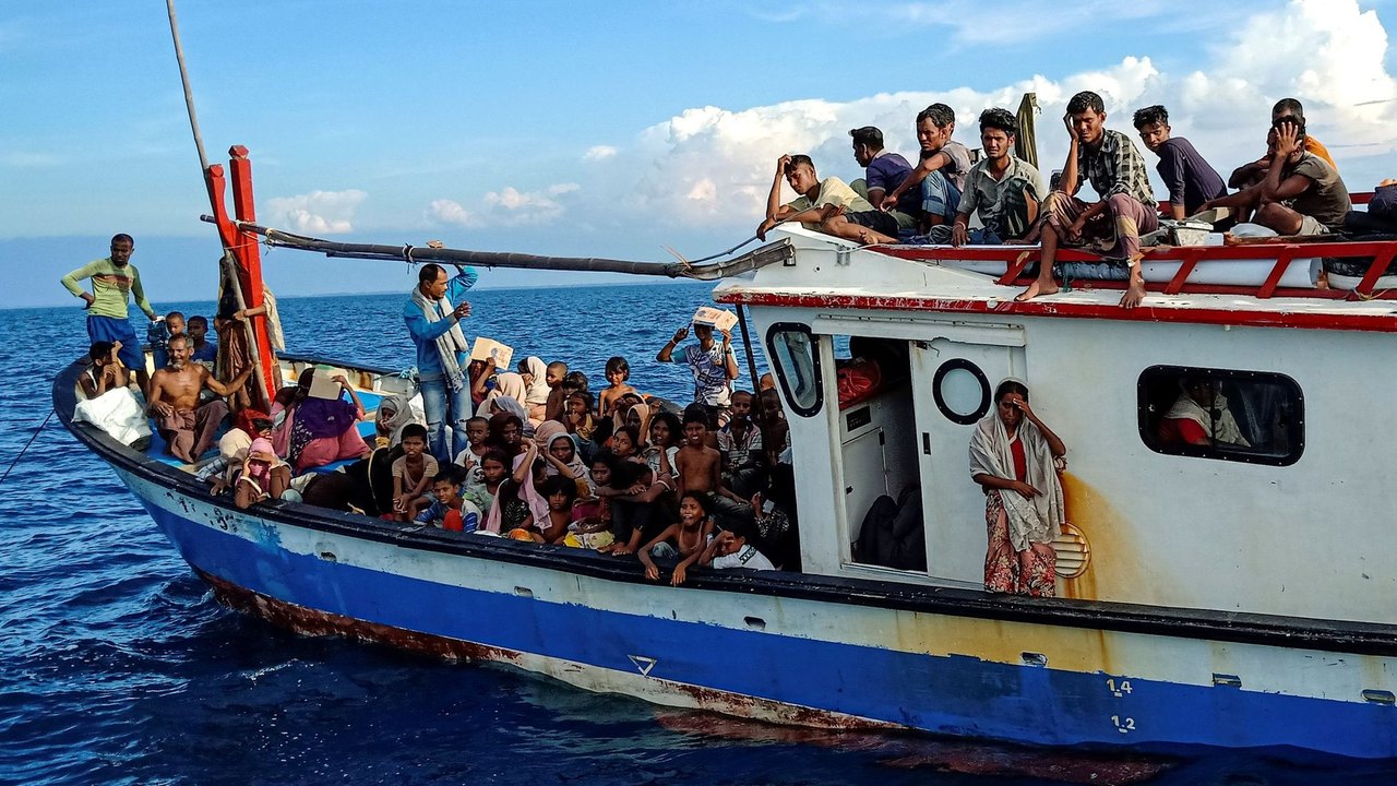 Barco levando migrantes rohingya, que fugiam do Mianmar, vira e mata pelo menos 23 pessoas