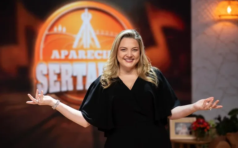 Mariangela Zan recebe May e Gabi no palco do Aparecida Sertaneja