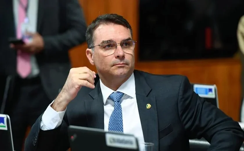 Na Europa, Flávio volta a criticar operação da PF contra Jair Bolsonaro