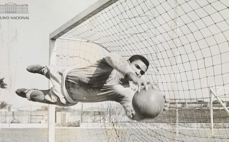 Ex-goleiro Manga morre aos 87 anos