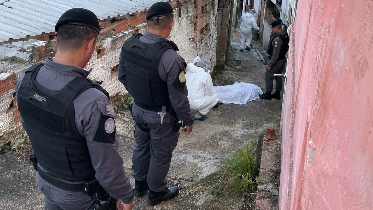 Corpo de homem desaparecido é encontrado em grota no bairro Jacintinho, em Maceió