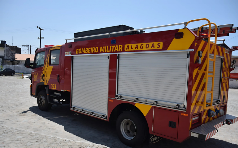 Tombamento de carreta com combustível mobiliza Bombeiros em Marechal