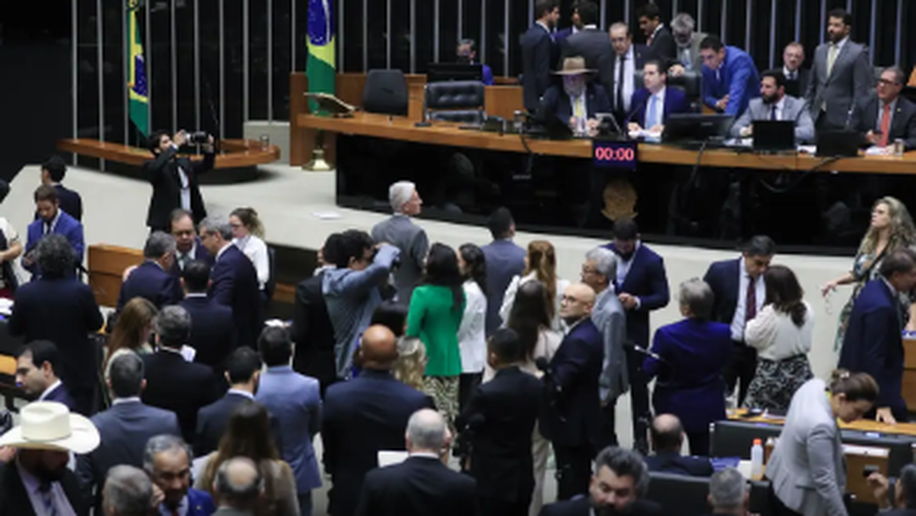 Câmara aprova projeto que reajusta salários de servidores públicos