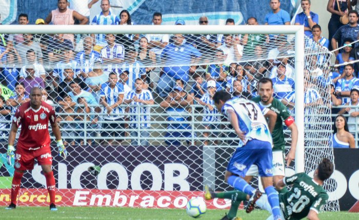 CSA e Palmeiras durante jogo de estreia na competição