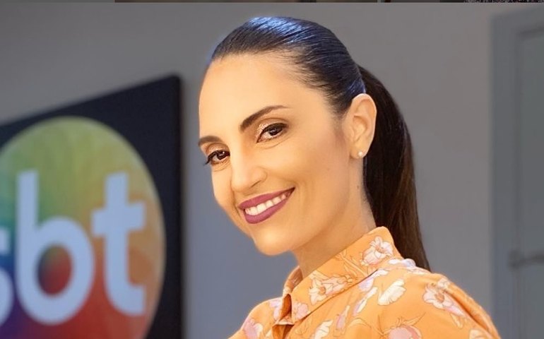 Chris Flores se emociona com apoio de colegas após entrevistar mãe de Larissa Manoela