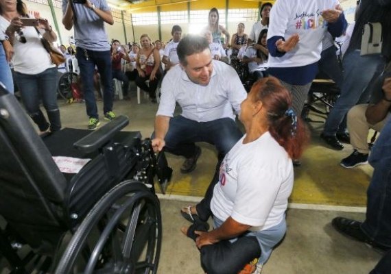 Governo do Estado entrega 80 cadeiras de rodas em Santana do Ipanema