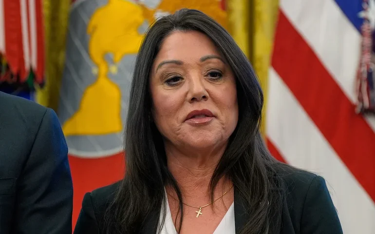 Secretária do Trabalho, Lori Chavez-DeRemer, está deixando o gabinete de Trump após alegações de abuso de poder