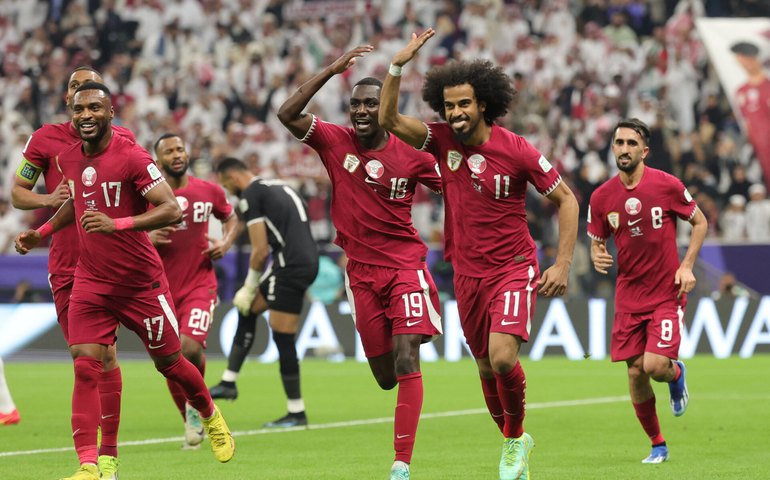 Catar faz três de pênalti, espanta a zebra e é bicampeão da Copa da Ásia