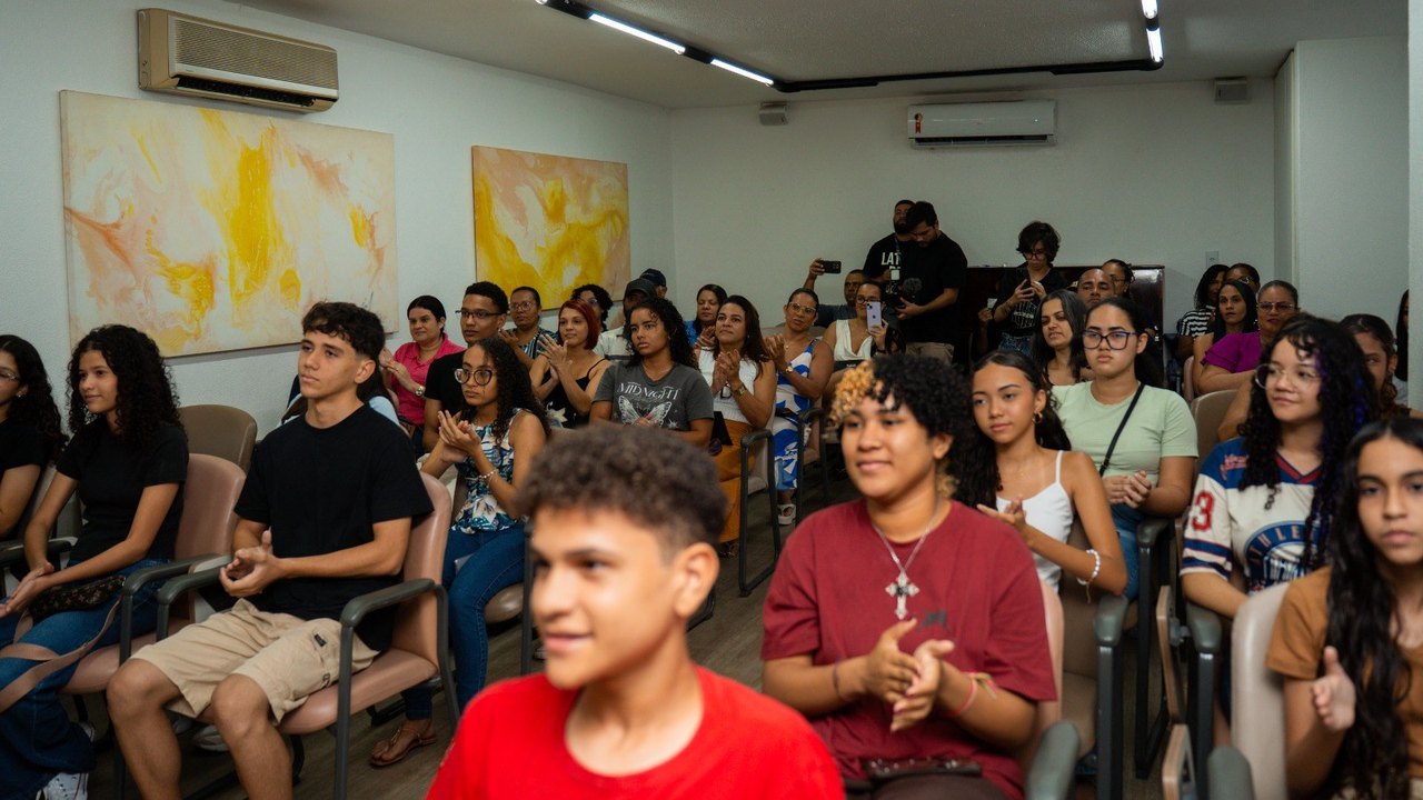 Estudantes se reúnem e compartilham expectativas para viagem à Inglaterra