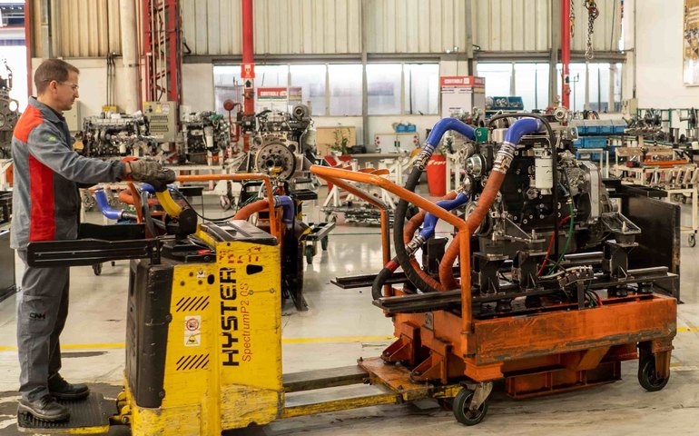 Reino Unido: taxa de desemprego cai a 4% e salários perdem força no trimestre até agosto