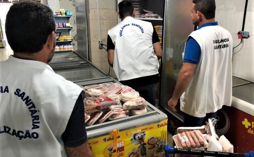 Fiscais apreendem 300kg de produtos e interditam setor de supermercado na orla