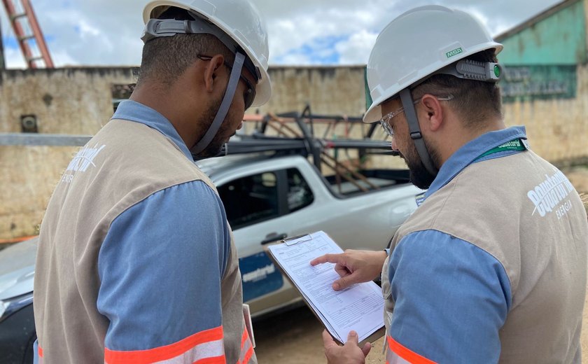 Dono de posto de combustível em Maceió é levado até delegacia por fraudar medidor de energia