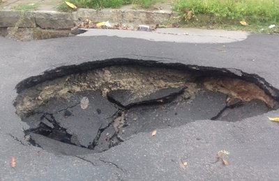 Chuva afunda rua e abre novos buracos no Pinheiro