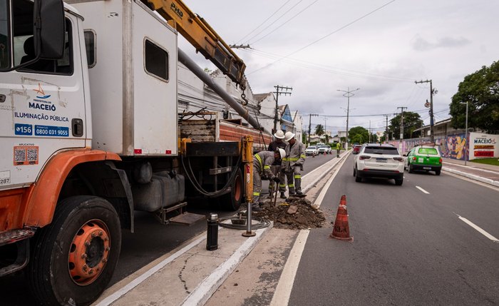 Obra realizada pela Ilumina também padroniza equipamentos e amplia rede com instalação de novos postes