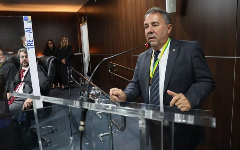 PGJ Márcio Roberto recebe comenda do Tribunal Regional Eleitoral de Alagoas