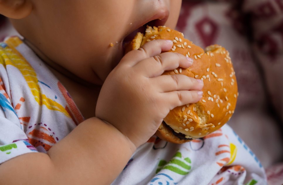midsection-baby-holding-hamburger-scaled / Foto: Reprodução/Internet