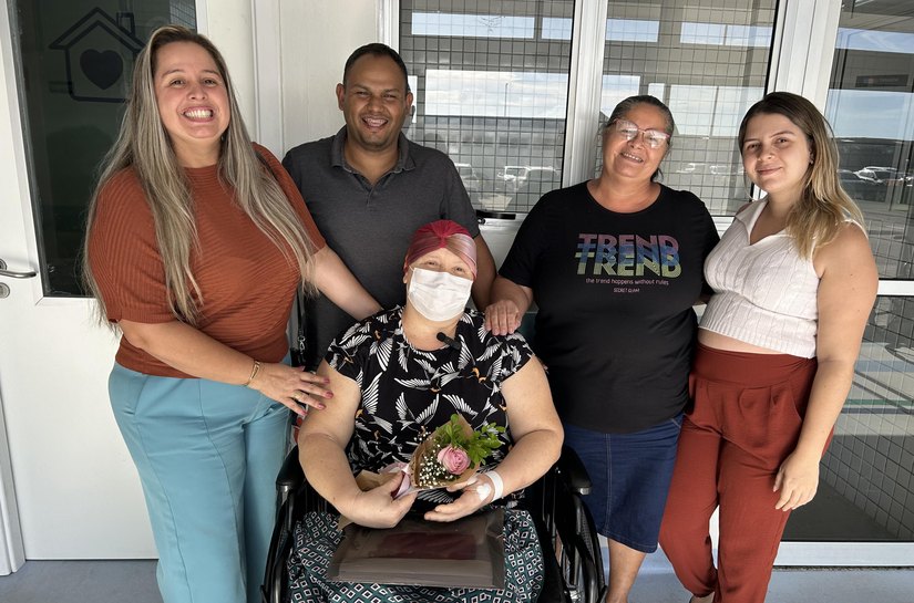 Ao som do sino da vitória, pacientes celebram o fim da quimioterapia no Centro de Oncologia do Hospital Metropolitano