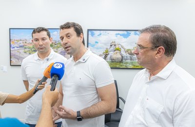 Caravana de Daniel e Lucas Barbosa percorre ruas do Manoel Teles nesta terça