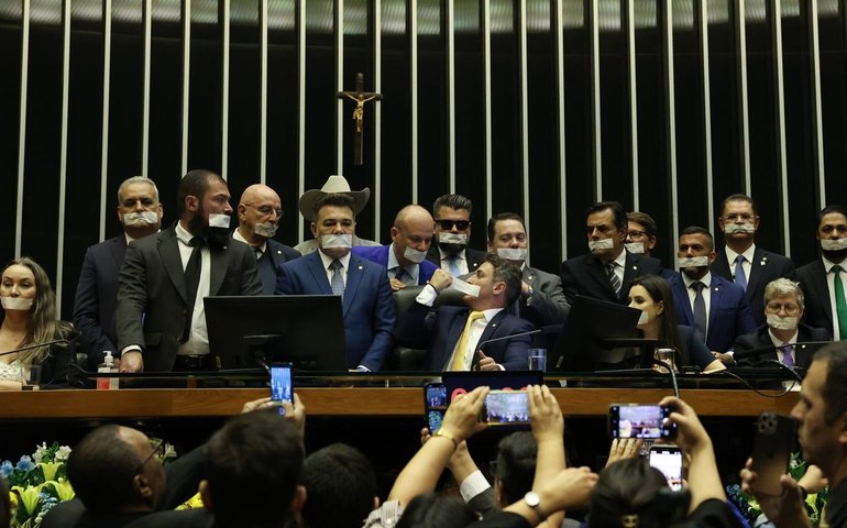 Câmara: base do governo chama ocupação do plenário de 'chantagem'