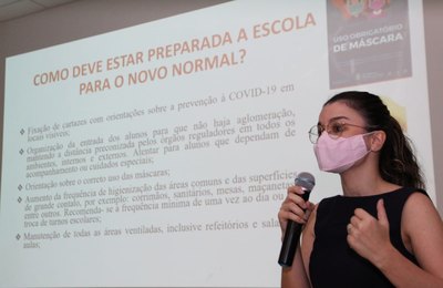 Merendeiras e outros profissionais de Coruripe recebem capacitação sobre os protocolos de segurança contra a Covid-19