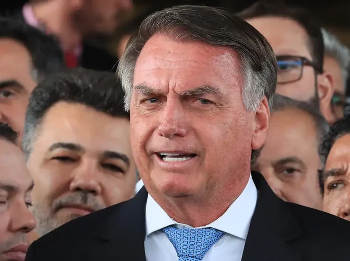 Defesa de Bolsonaro diz que foi surpreendida com prisão domiciliar